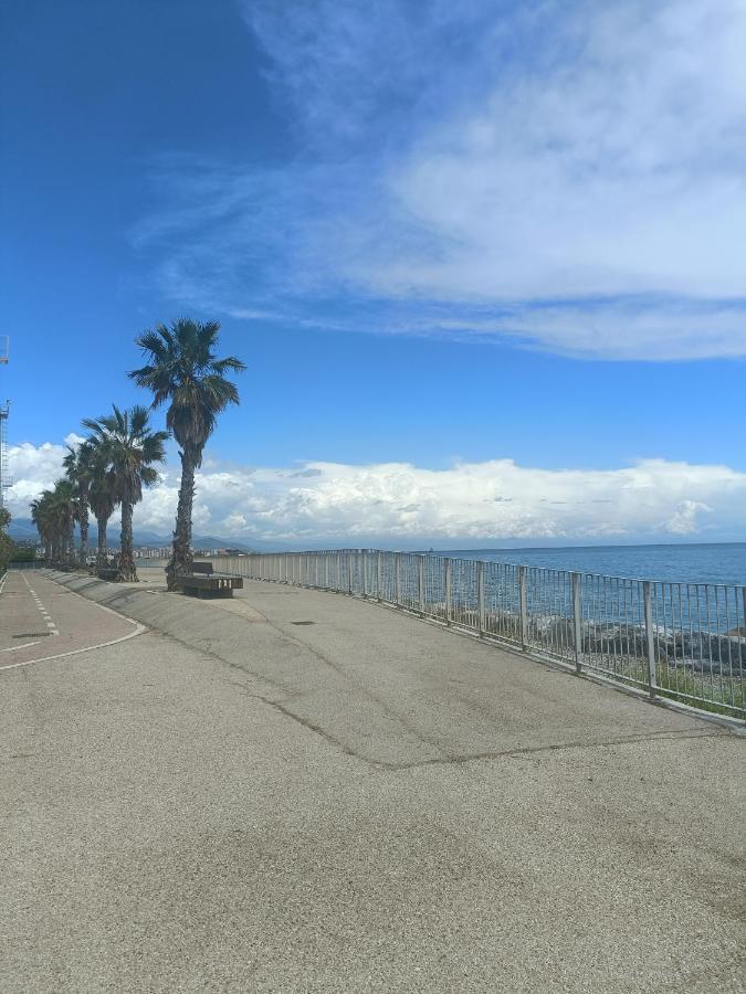 Casa Vacanze Via Nizza 57 Zinola-Wifi Savona Bagian luar foto